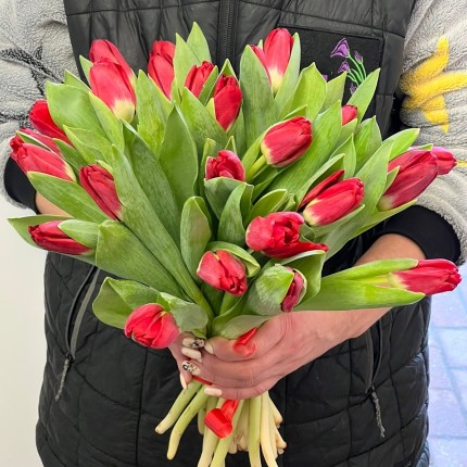 Букет красных тюльпанов на 8 марта с доставкой в по Томску
