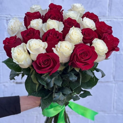 Букет «Баланс» из красных и белых роз - купить с доставкой в по Томску