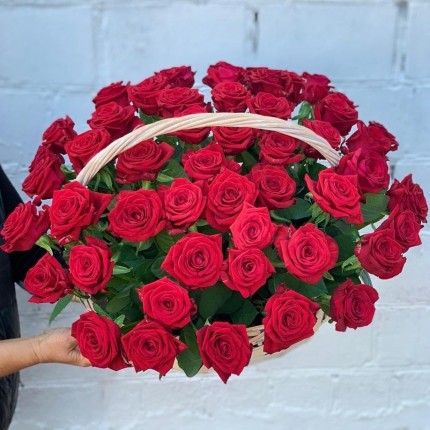 Корзинка "Моей королеве" из красных роз с доставкой в по Томску