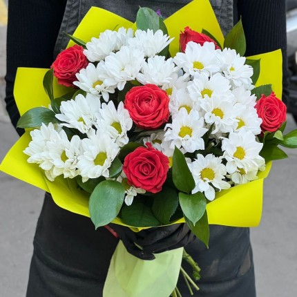 Букет с розами и хризантемами "Волшебство" - заказ с достакой с доставкой в по Томску